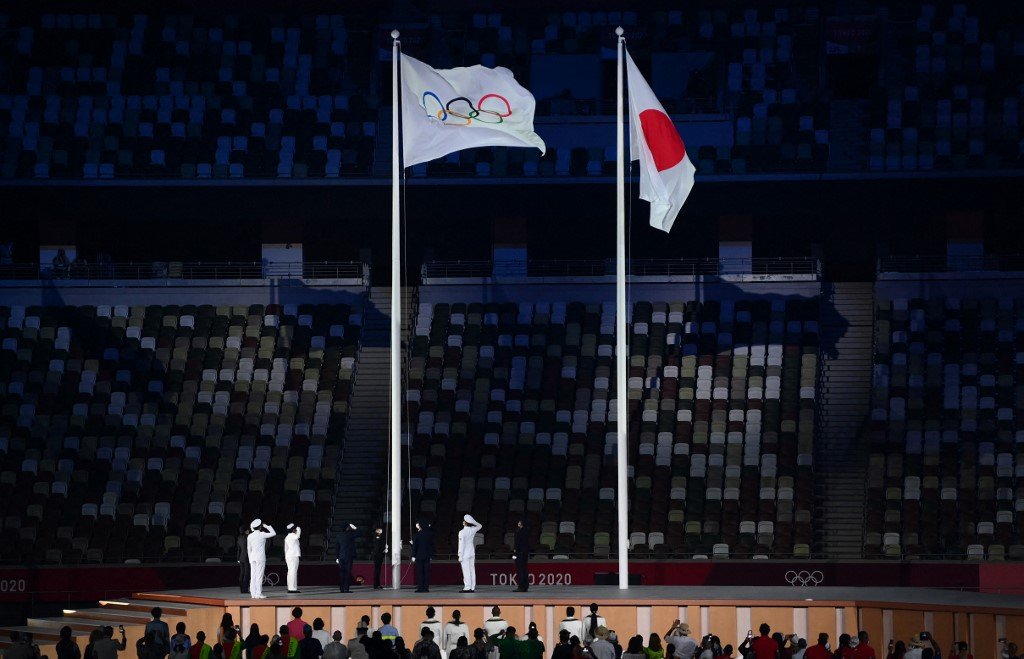 Bendera Jawatankuasa Olimpik Antarabangsa (IOC) dikibarkan pada majlis perasmian Sukan Olimpik Tokyo 2020, malam tadi. - Gambar AFP