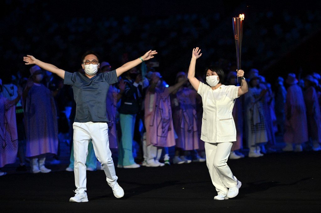 Bagi menghargai pengorbanan petugas kesihatan, doktor dan jururawat turut diberi peluang untuk membawa obor Sukan Olimpik Tokyo 2020. - Gambar AFP