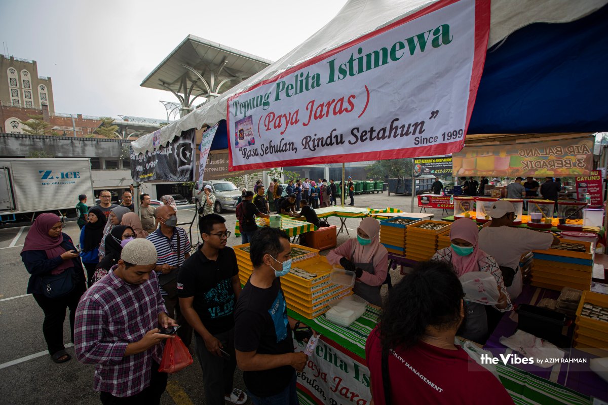 Orang ramai sanggup beratur panjang semata-mata untuk membeli kuih Tepung Pelita Istimewa Paya Jaras. 
