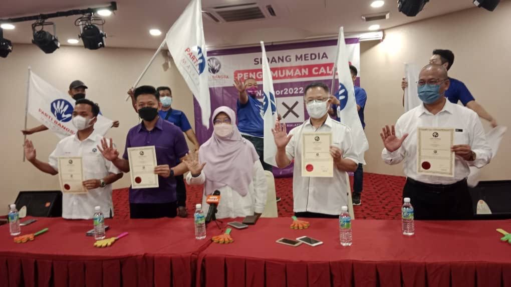 Haniza (tengah) bersama empat calon PBM yang akan bertanding di PRN Johor, bulan depan.