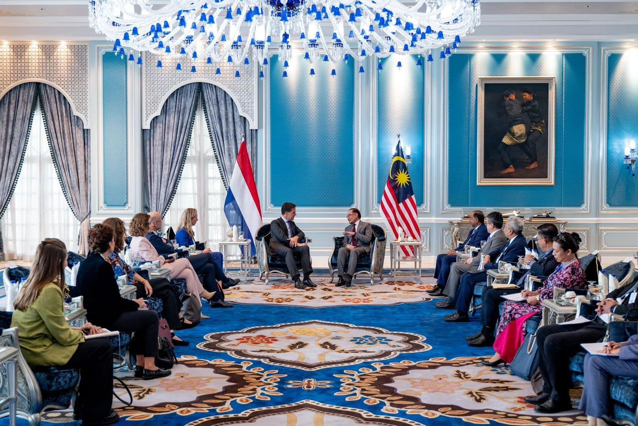 Perdana Menteri ketika menerima kunjungan Mark Rutte di Kompleks Sri Perdana hari ini - gambar PMO