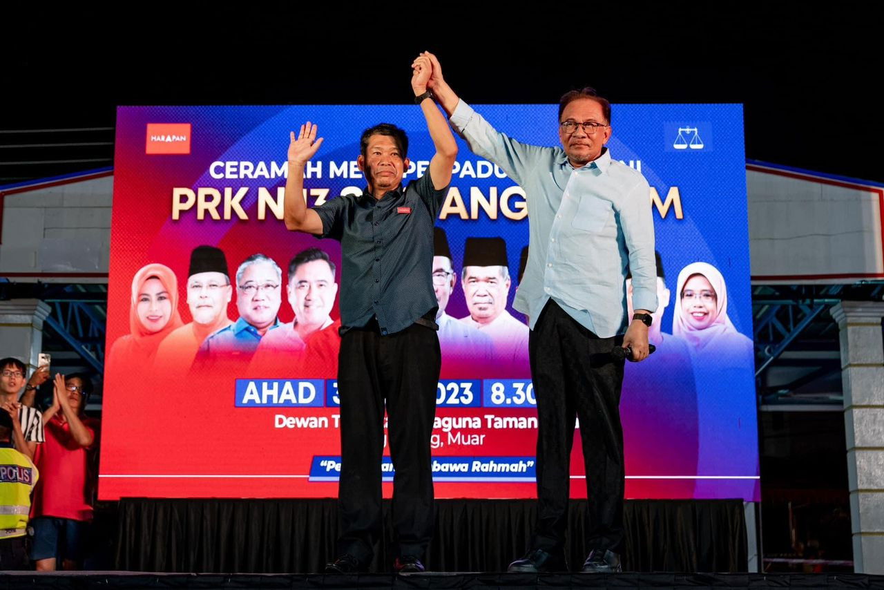 Ir Mohd Nazri Abdul Rahman (kiri) bersama Perdana Menteri semasa kempen PRK Simpang Jeram - gambar BERNAMA