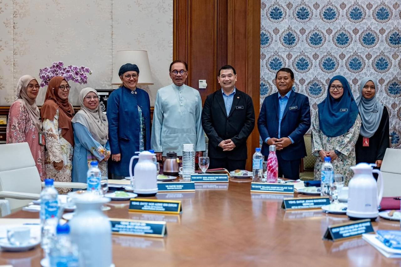 Perdana Menteri (lima, kiri) menerima dokumen Kajian Separuh Penggal RMK-12 daripada Rafizi Ramli (empat, kanan) petang semalam - gambar Facebook