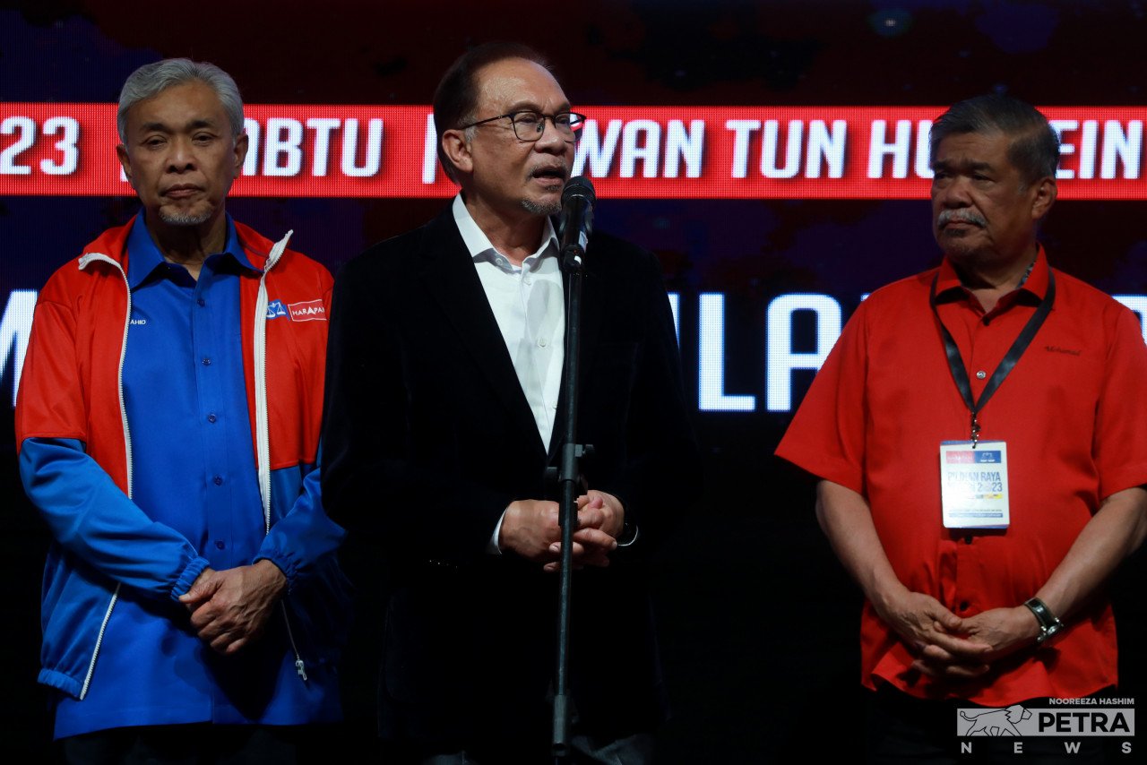 Perdana Menteri, Datuk Seri Anwar Ibrahim (tengah) berkata, Kerajaan Perpaduan menerima keputusan dibuat rakyat - gambar Nooreeza Hashim