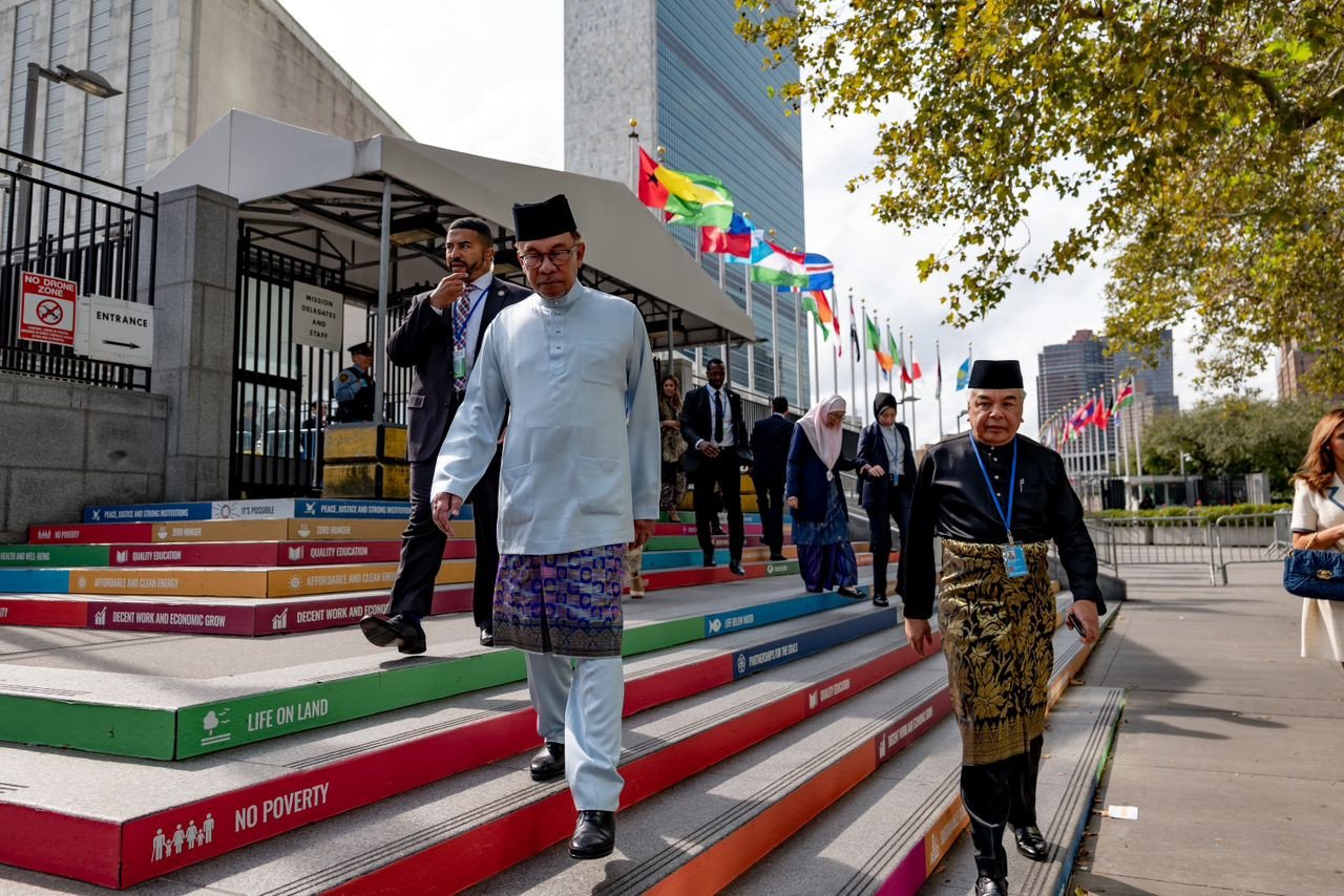 Perdana Menteri berjalan kaki menuju ke ibu pejabat PBB untuk menyampaikan Kenyataan Negara Malaysia - gambar PMO