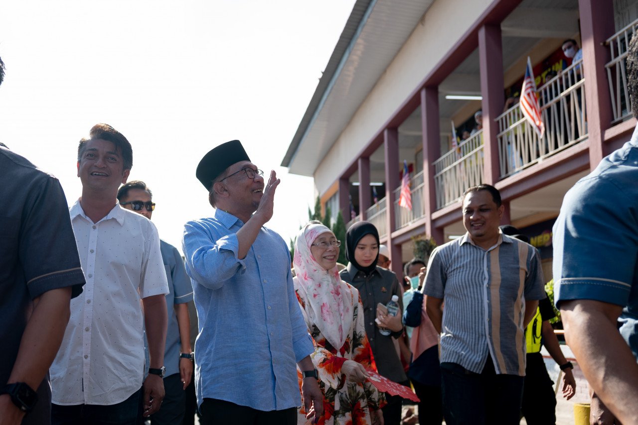 Perdana Menteri sempat beramah mesra dengan pengundi sejurus tiba di SK Penanti - gambar PMO