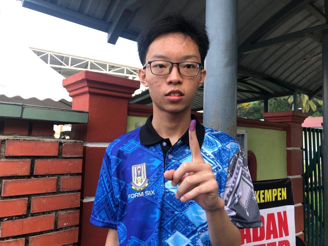 Yap Yu Heng, 19, teruja dapat mengundi buat pertama kali. – Gambar oleh Diyana Nawwar