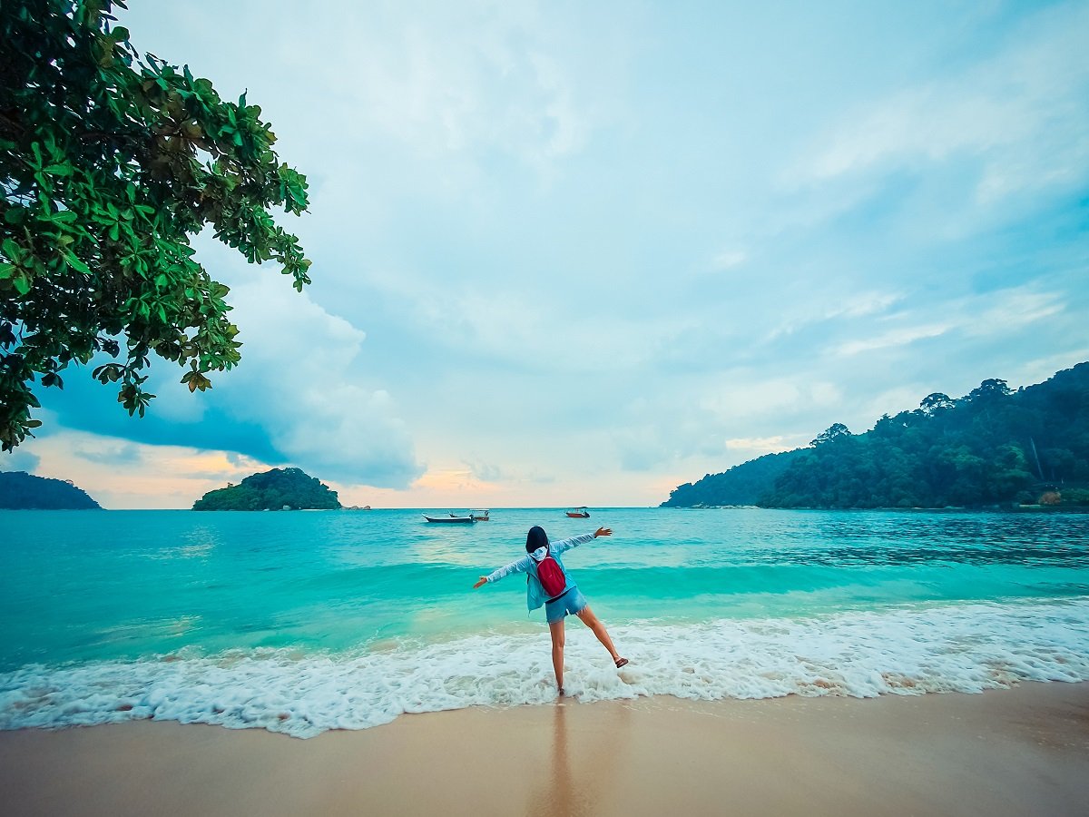 Keindahan Pulau Pangkor sentiasa menggamit kehadiran pelancong dalam dan luar negara.