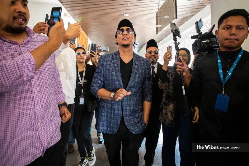 Pelakon Syamsul Yusof bersama Puteri Sarah hadir di Mahkamah Syariah Kuala Lumpur bagi lafaz cerai - gambar fail