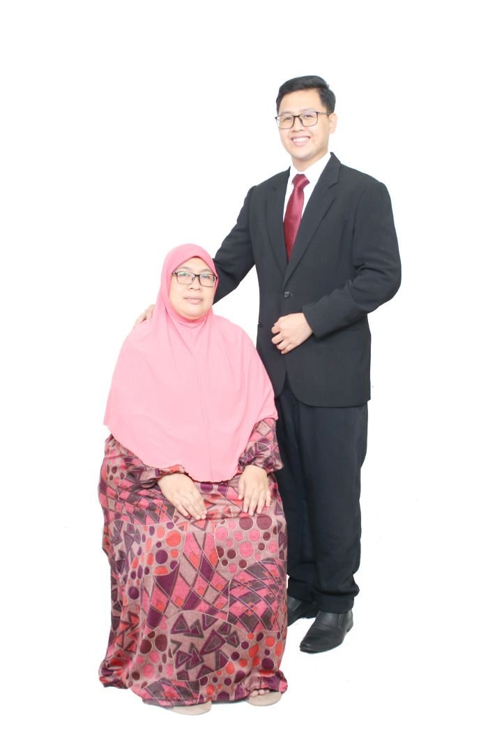 Muhammad Izzuddin bersama ibu.