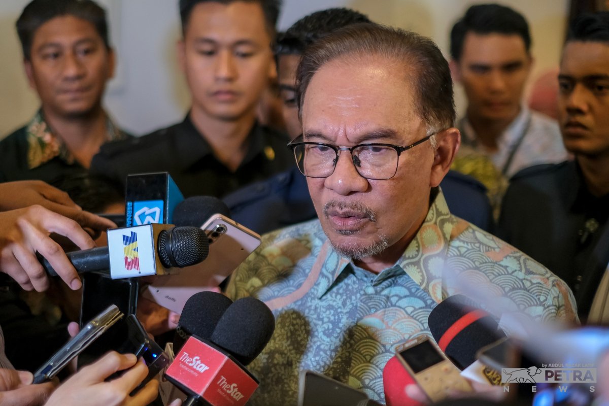 Anwar sendiri memuji Hajiji kerana kemahiran ‘silat’ beliau dalam memulihkan kestabilan di Sabah, selepas dua tahun kerajaannya bergolak sejak pilihan raya negeri (PRN) pada 2020. - Gambar oleh Abdul Razak Latif