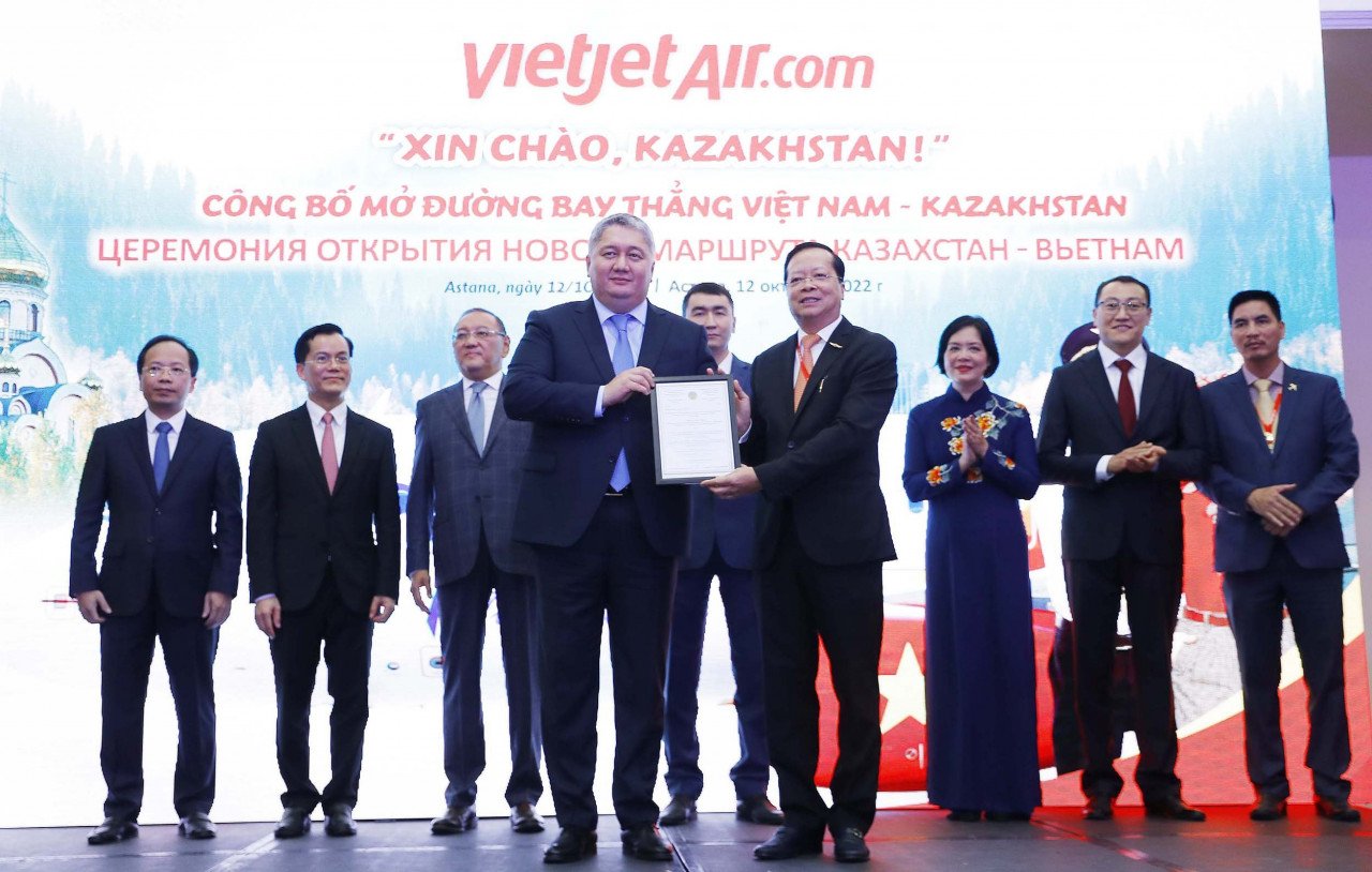 Pengerusi Jawatankuasa Penerbangan Awam Kazakhstan, Talgat Tleubekovits menyerahkan sijil pengendali kepada wakil Vietjet, Naib Presiden Vietjet (kanan), Chu Viet Cuong, dan mengucapkan tahniah kepada Vietjet kerana memperkenalkan penerbangan yang menghubungkan Almaty dan Nha Trang.