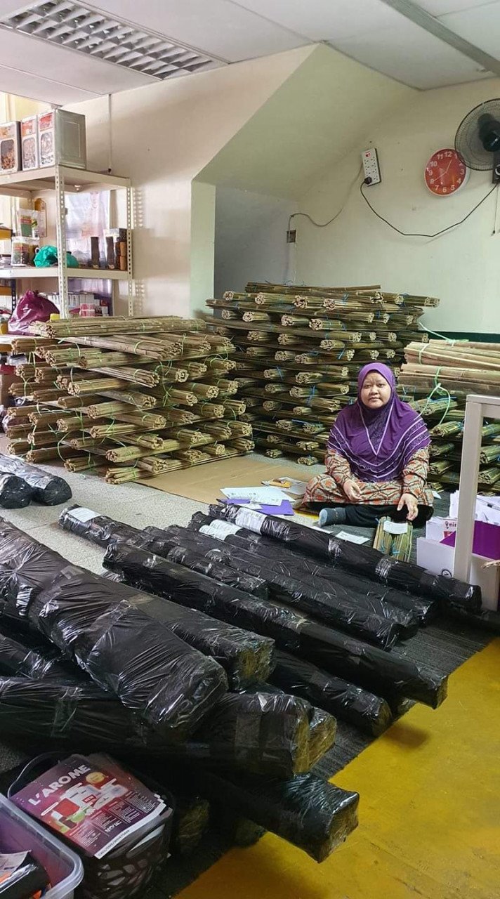 Zarini, 41, berpindah dari Selangor ke Kelantan dan kini menjual buluh pancang untuk pekebun di seluruh negara.