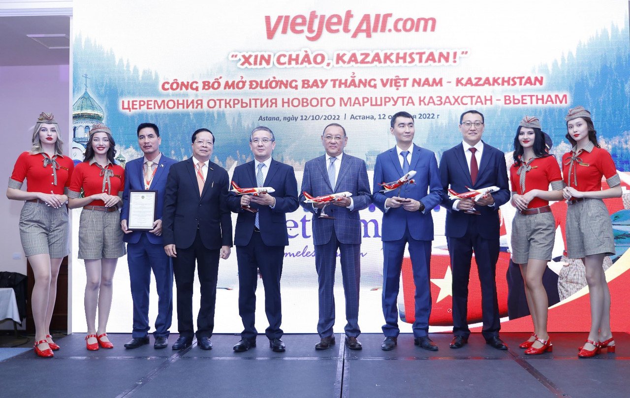 Pemimpin Vietnam dan Kazakhstan menghadiri majlis pengumuman pembukaan laluan Almaty - Nha Trang dan mengalu-alukan Vietjet ke Kazakhstan.