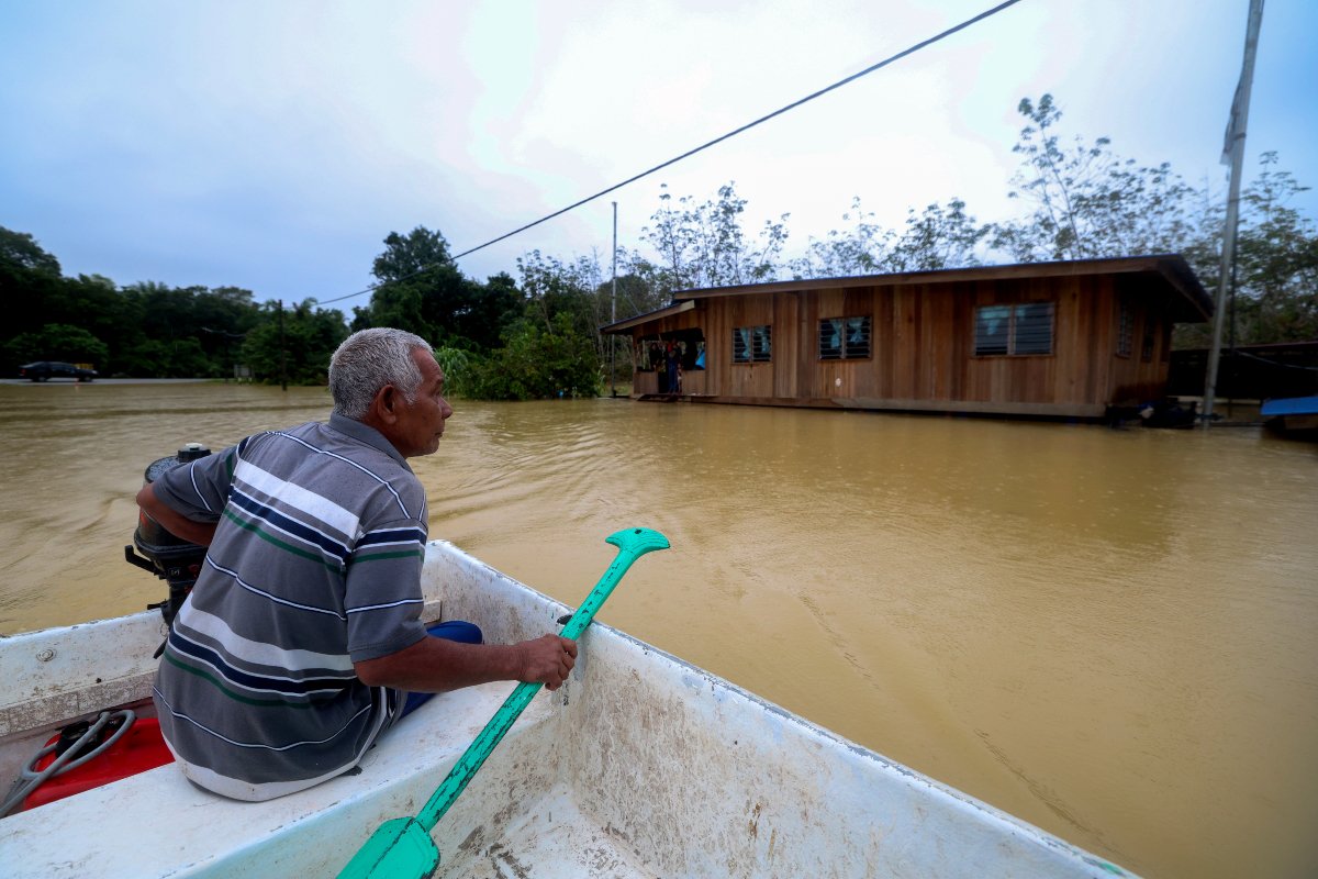 Ahmad Samsuri dikritik susulan berada di New Zealand ketika banjir teruk melanda Terengganu. - Gambar fail