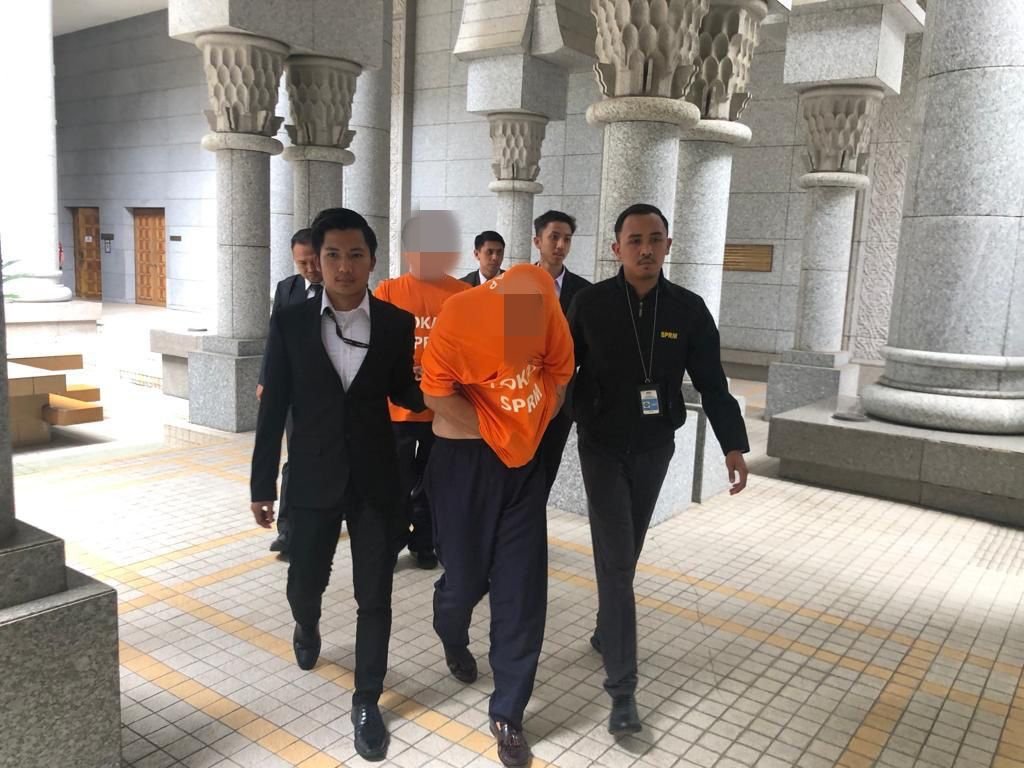 Bekas Setiausaha Politik Dr Mohd Radzi Jidin antara dua individu ditahan reman oleh SPRM hari ini - gambar BERNAMA