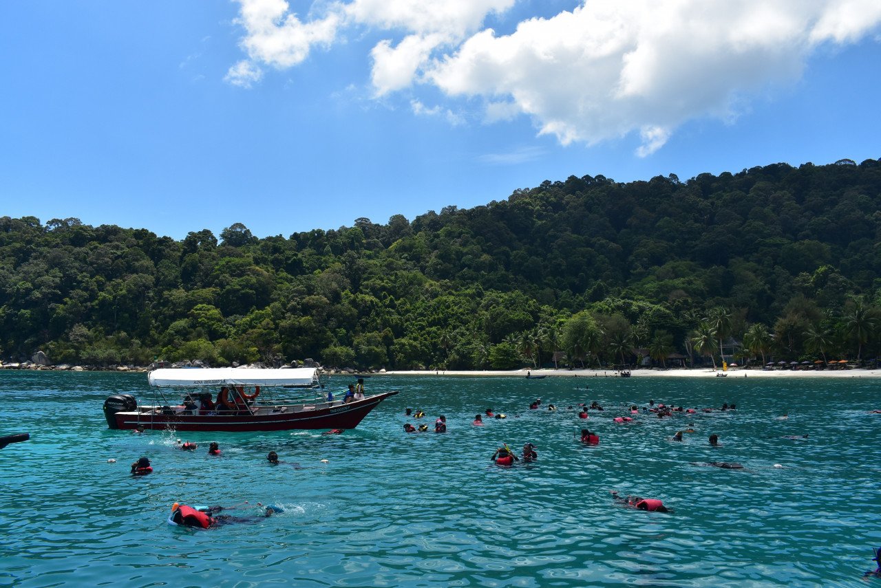 Aktiviti snorkeling di Pulau Perhentian. - Gambar oleh Rahayu MN