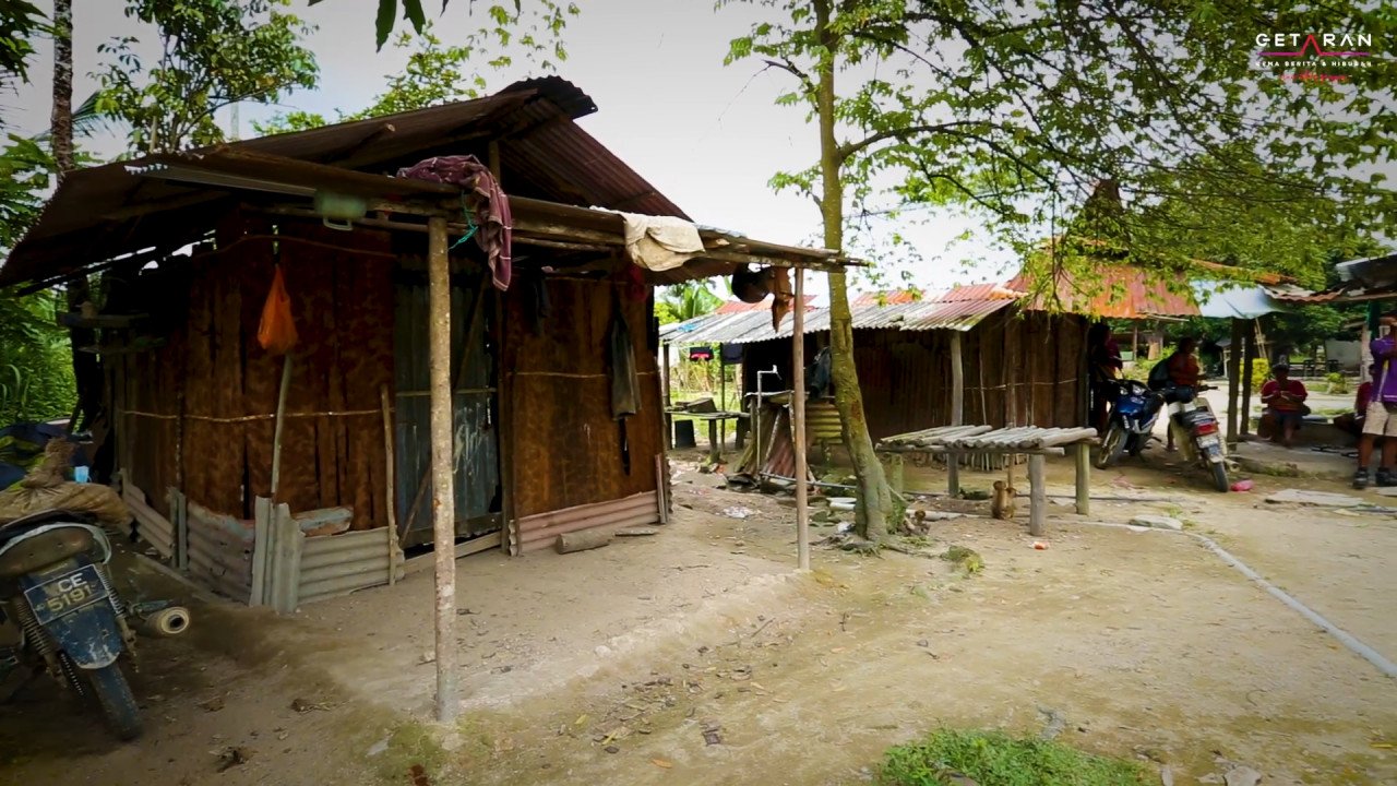 Rumah-rumah kayu yang dibina oleh segelintir penduduk Kg Orang Asli Air Dusun Tebong yang masih tidak mempunyai rumah batu. - Gambar oleh Mustaffa Kamal