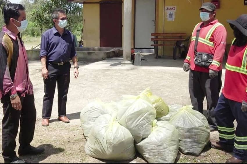 Sharudin (kiri) memberikan taklimat ringkas kepada pekerja Alam Flora yang bertugas di Pantai Kempadang, dekat sini, susulan perubahan jadual kerja berikutan Pahang kini sudah beralih ke Fasa Tiga Pelan Pemulihan Negara.