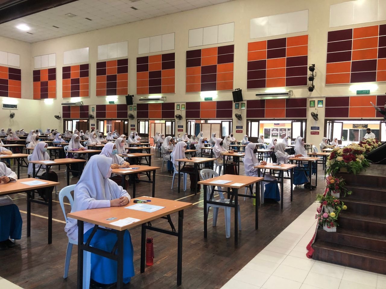 Calon SPM di SMK Zainab I menduduki hari pertama peperiksaan itu di Johor.