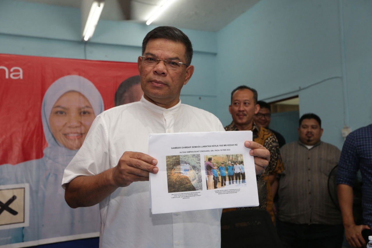 Saifuddin Nasution Ismail menunjukkan gambar yang diambil ketika Muhammad Sanusi mengadakan lawatan ke tapak kecurian REE di Bukit Enggang, Sik 19 Februari lalu - gambar Rafisqi Radhi