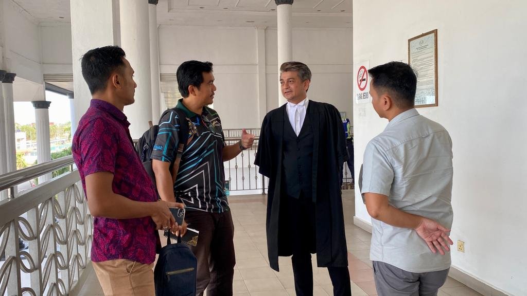 Peguam mewakili Mahfuz, Muhammad Faiz Fadzil (tengah) ketika ditemui wartawan di pekarangan mahkamah - gambar Rafisqi Radhi