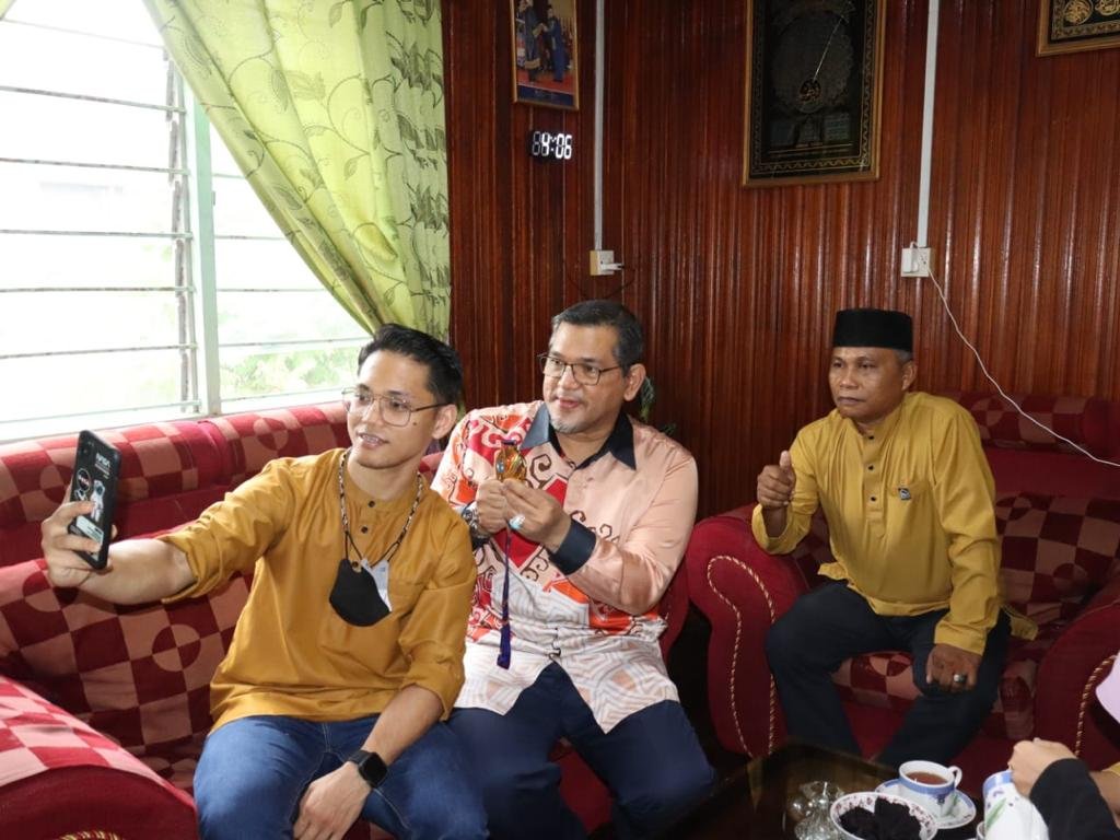Sazzlan (kiri) ketika menerima kunjungan ADUN Apas Datuk Nizam Abu Bakar Titingan di kediamannya.