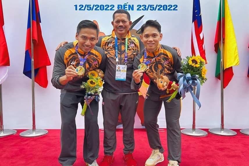 Bakat Sazzlan (kanan) semakin berkembang ketika menuntut di UPSI dan terpilih mewakili  Pahang sebelum terpilih menyertai skuad negara.