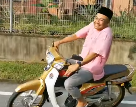 Datuk Seri Adnan Abu tiba di Mahkamah Rendah Syariah Gombak Barat dengan menunggang motosikal jenis Honda EX5. - gambar media sosial