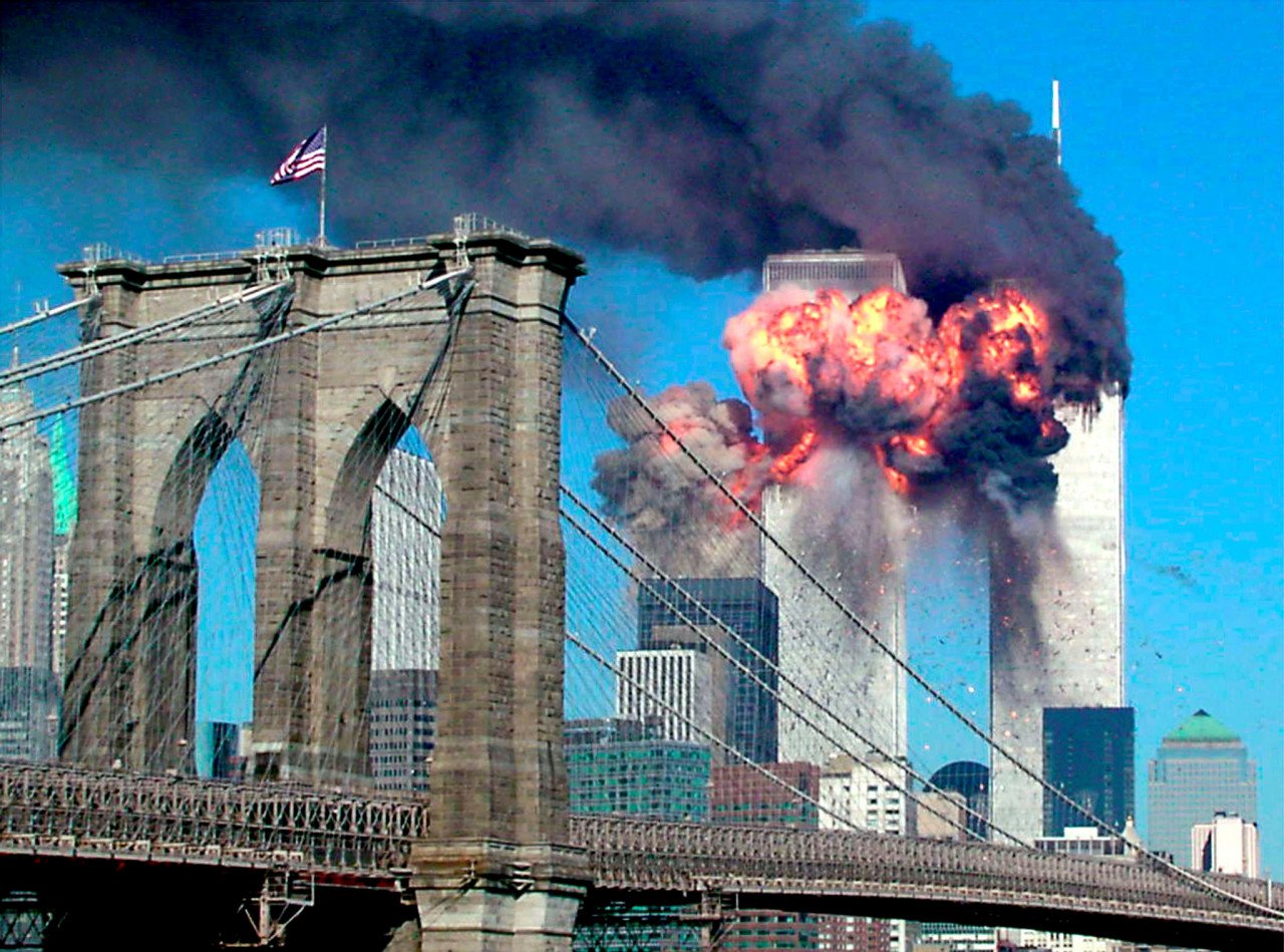 Menara berkembar World Trade Center di New York meletup selepas dirempuh oleh sebuah pesawat  pada 11 September 2001. - Gambar Reuters