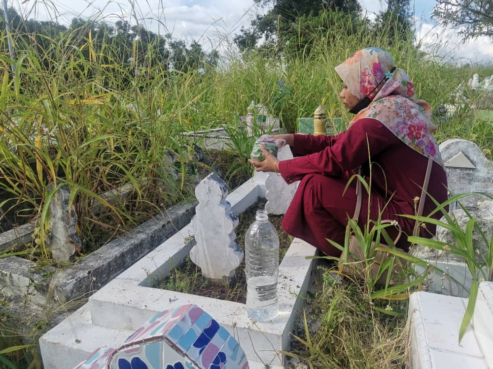 Sitti Zubaedah Md Kassim yang berkhidmat di Lahad Datu mengambil peluang ini untuk kembali ke daerah Tawau bersama abangnya untuk menziarahi kubur ibu dan ayah mereka.