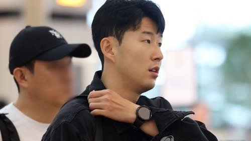 Son dikesan di Lapangan Terbang Antarabangsa Incheon sedang memakai jam tangan pintar berwarna hitam di pergelangan tangannya - gambar Samsung.com