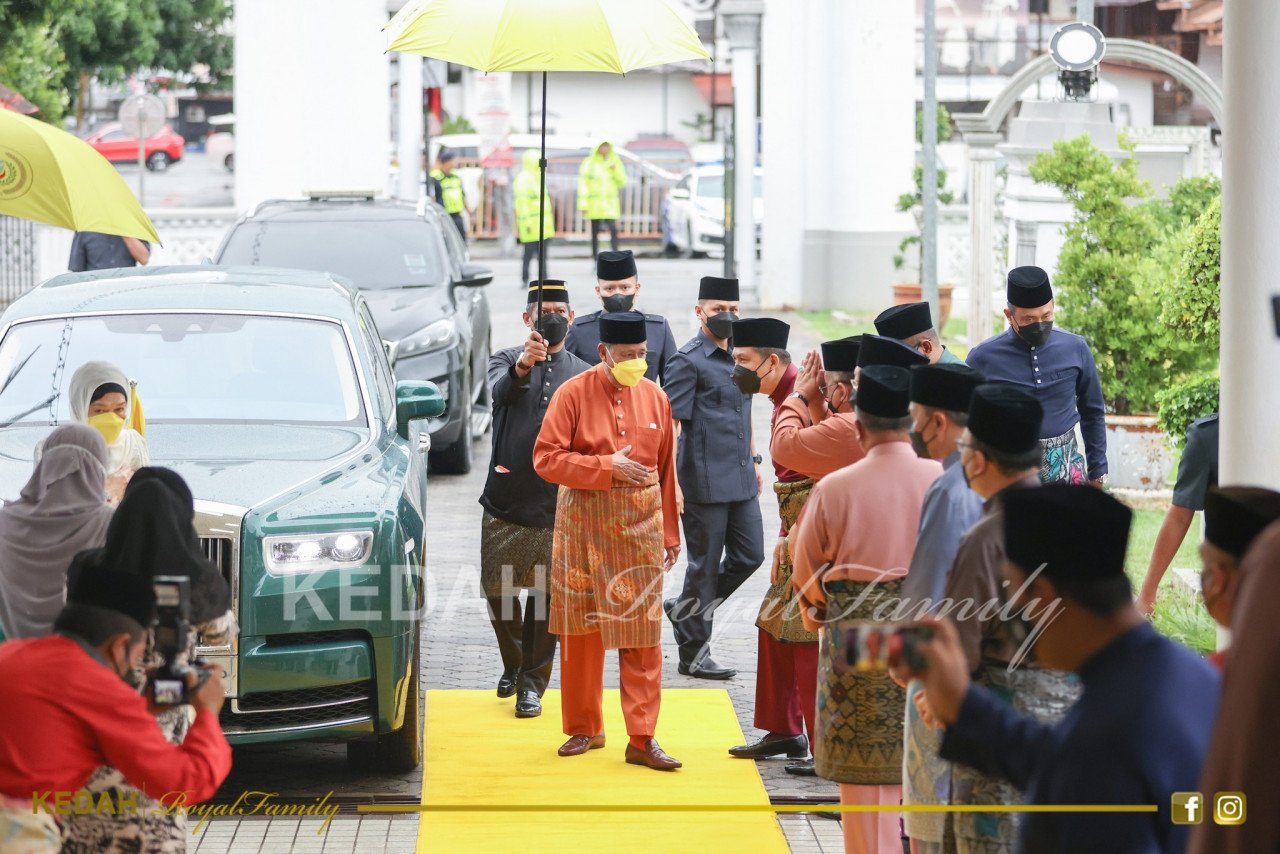 Al-Aminul Karim Sultan Sallehuddin Sultan Badlishah ketika tiba di Masjid Zahir hari ini - Gambar Facebook Kedah Royal Family