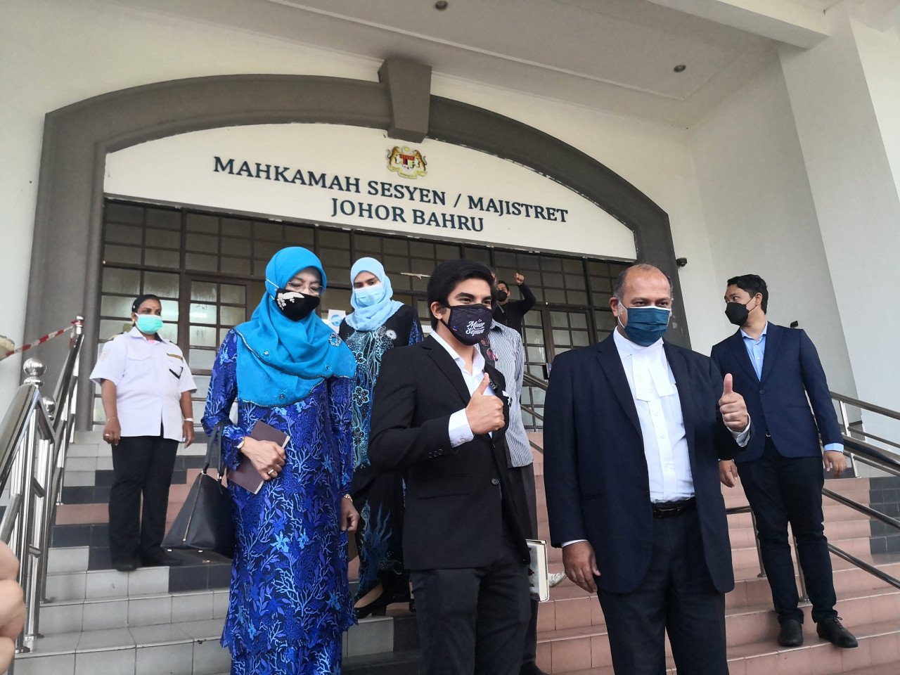 Syed Saddiq keluar dari Mahkamah Sesyen Johor selepas selesai menghadapi dua pertuduhan.