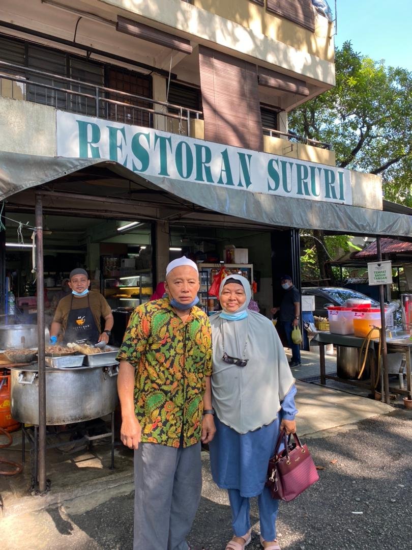  Sururi Marzuki (pengasas sup daging Restoran Sururi) bersama isterinya, Sharifah Rabeah Syed Yaacob
