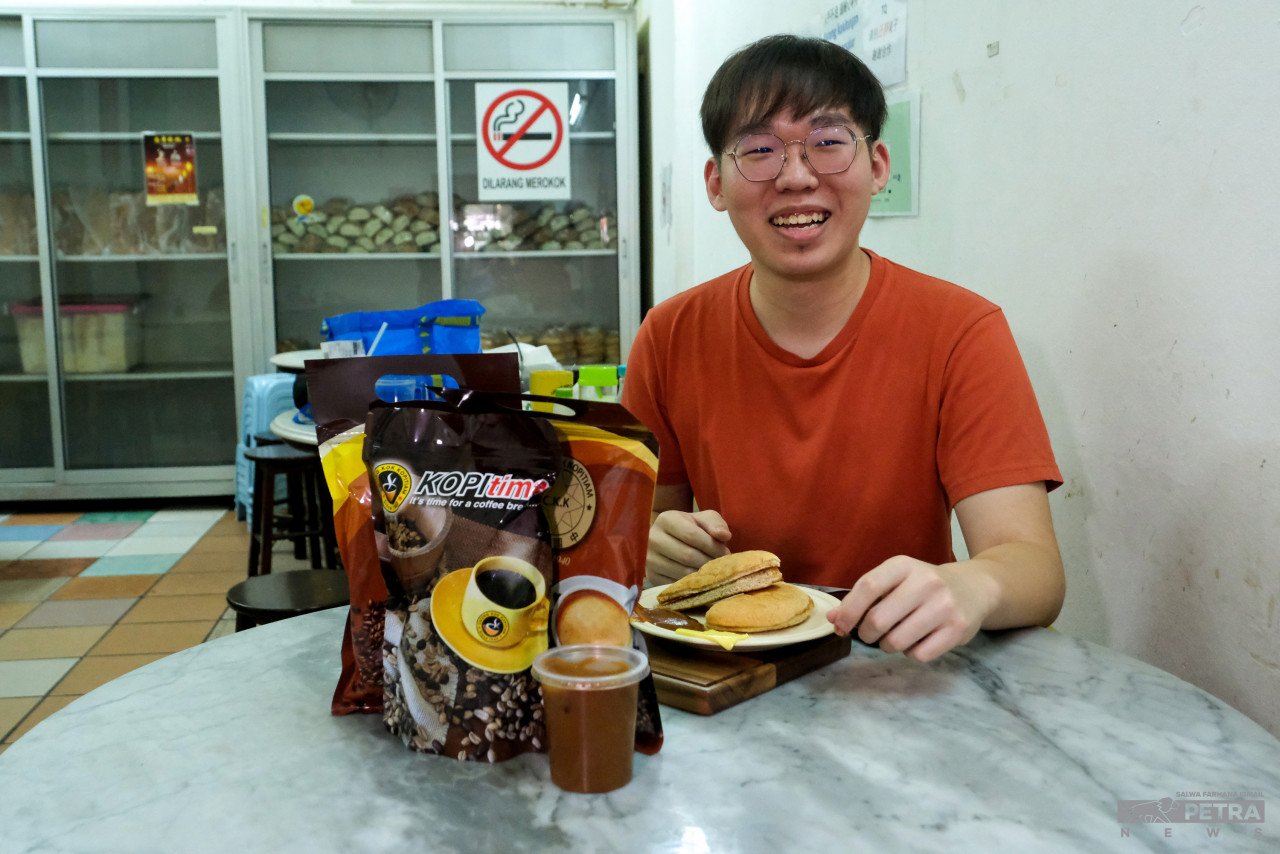 Lim E Siang, cicit kepada pengasas Chongkok Kok Kopitiam bersama produk keluaran kedainya
