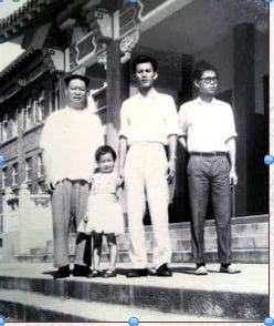 Pengasas Chong Kok Kopitiam, Foo Wah Ling (kiri gambar) dan datuk E Siang, Foo Hee Hoe (tengah) bersama rakan mereka