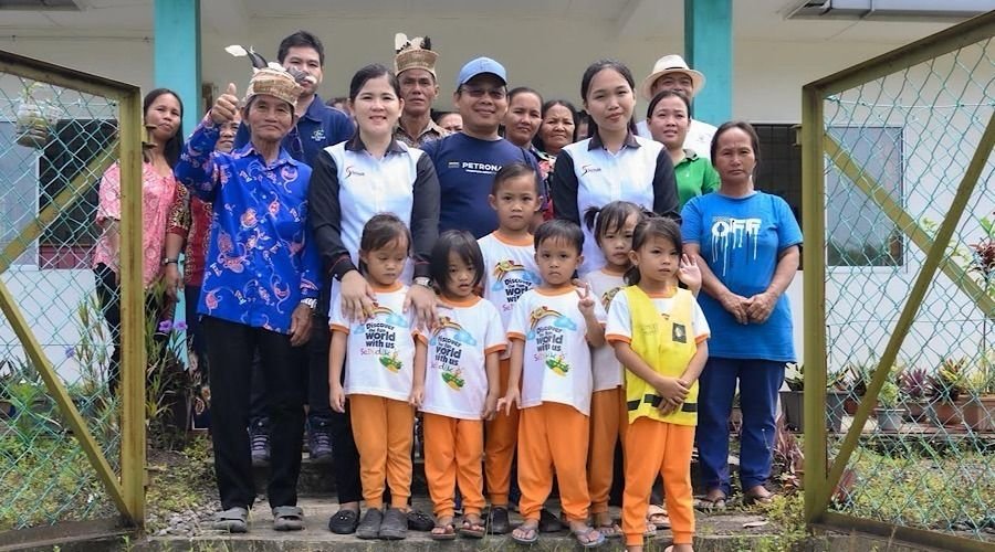 Ketua Kampung Long Jenalong, Ugat Kong (kiri) bersama guru, murid dan ibu bapa di Tadika SeDidik Penan. - gambar BERNAMA