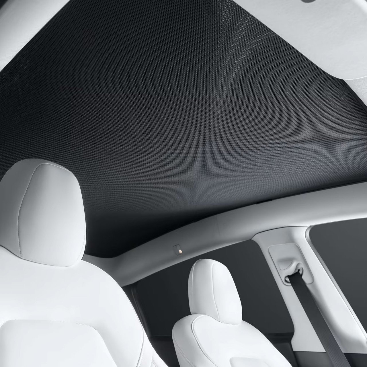 Tirai pelindung cahaya matahari bumbung memandangkan kenderaan EV ini memiliki ruang bumbung kaca