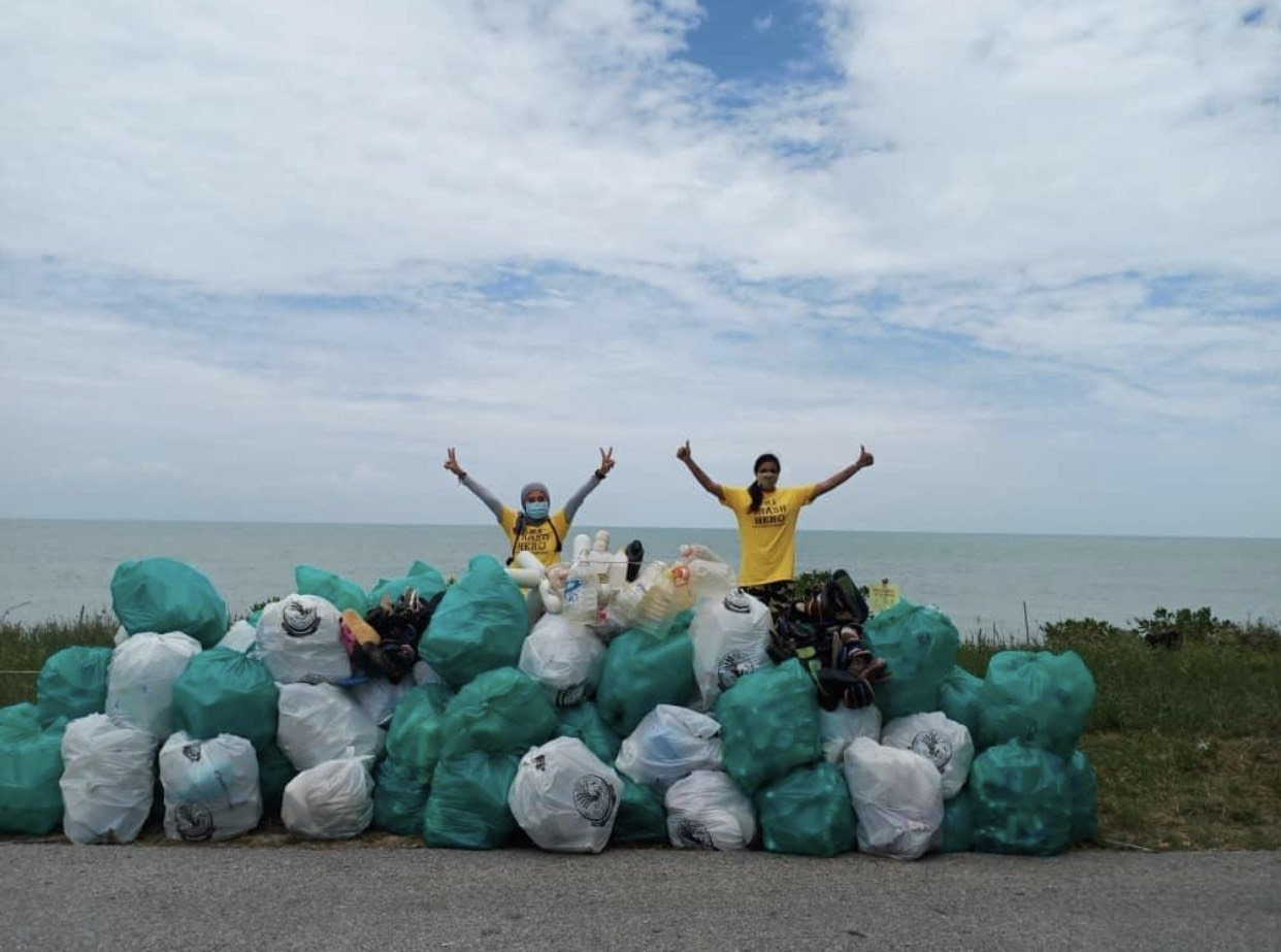 Sukarelawan bergambar bersama sampah yang berjaya dikumpul THI pada aktiviti dijalankan di Pantai Pasir Panjang, Segari.