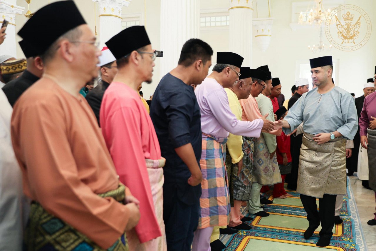 Tunku Idris Iskandar Al-Haj Sultan Ibrahim di Masjid Sultan Abu Bakar, Johor Bahru hari ini - Gambar Facebook The Royal Johor