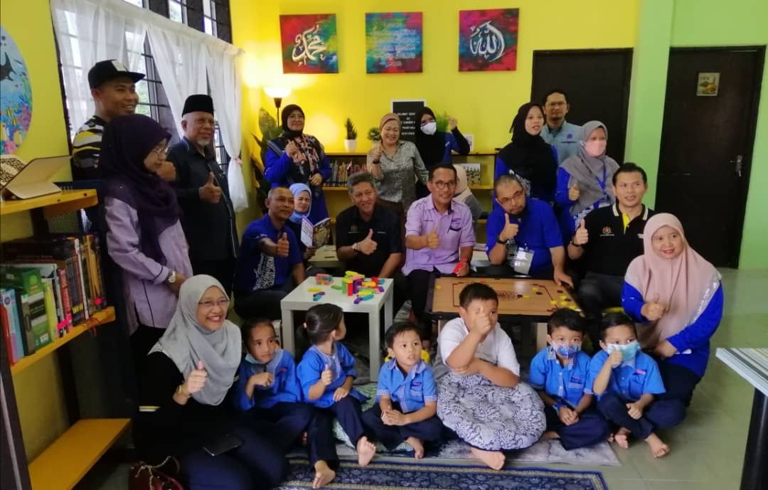 Sukarelawan UPSI bersama pengurusan dan kanak-kanak Pusat Sumber KEMAS Kampung Pasir Salak.
