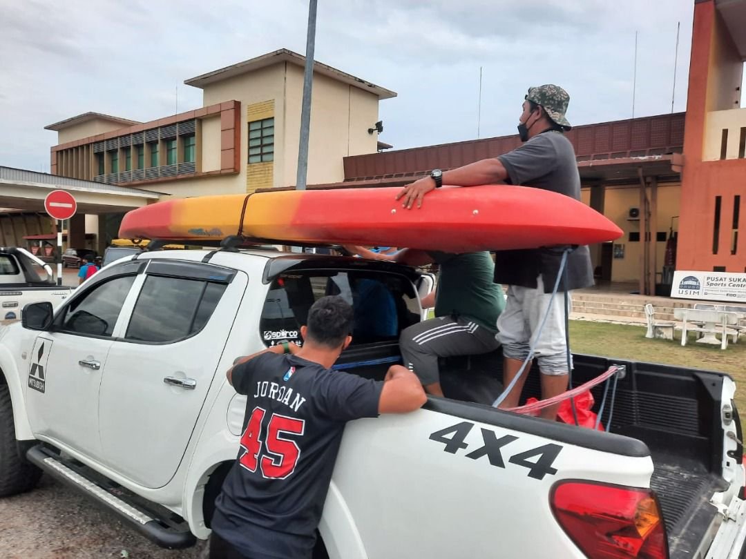 Sukarelawan Bantuan Bencana Banjir USIM menyiapkan kayak dan alatan menyelamat untuk diserahkan kepada wakil penduduk taman berdekatan yang ditelanggami air.