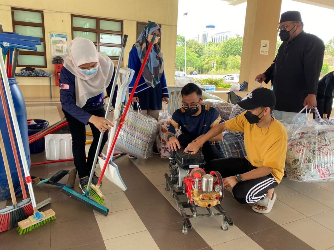 Kumpulan sukarelawan pelajar USIM menyediakan keperluan pembersihan dan barangan untuk dibawa ke Kemaman, Terengganu.