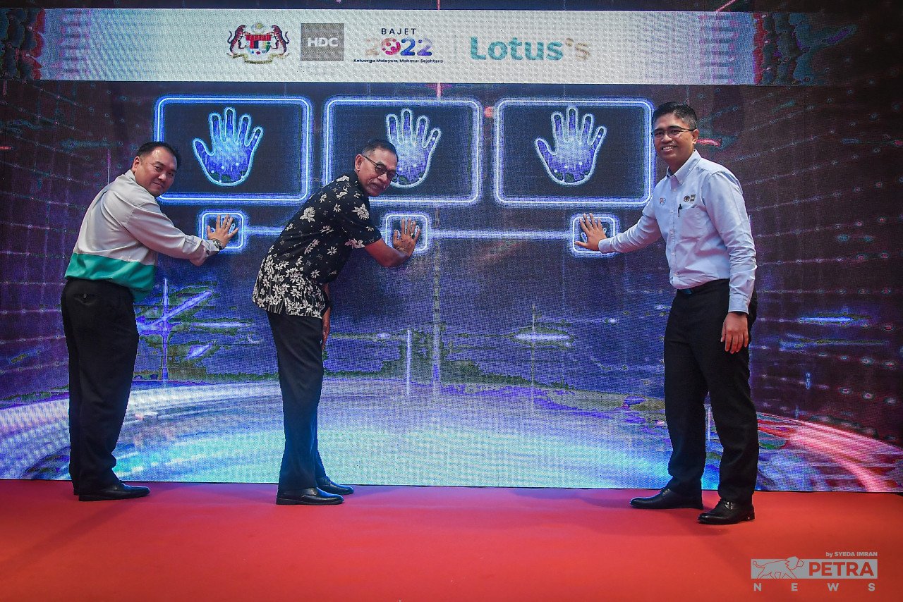 Rosol Wahid (tengah) melancarkan Kempen Jadikan Halal Pilihan Utama Anda bersama LOTUS'S Malaysia di Pasar Raya Lotus’s hari ini. - Gambar oleh Syeda Imran 