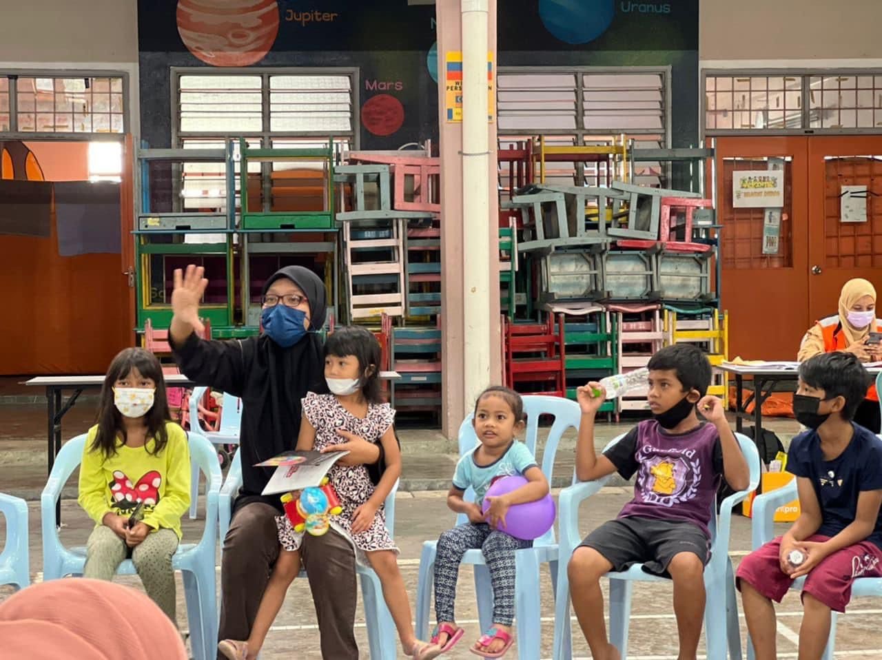 Dengan kerjasama KinderKaizen, Untuk Malaysia berjaya mengadakan sesi penceritaan untuk anak-anak mangsa banjir di PPS Cyberjaya. - Gambar ihsan ZF Zamir