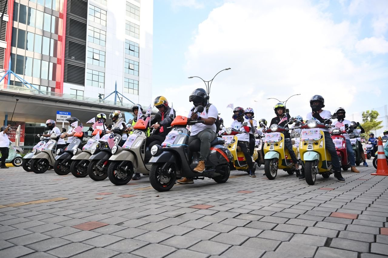 Gabungan kumpulan dari Vespa Melaka, Negeri Sembilan dan Johor turut menyertai konvoi bermula di R&R Ayer Keroh dan Machap