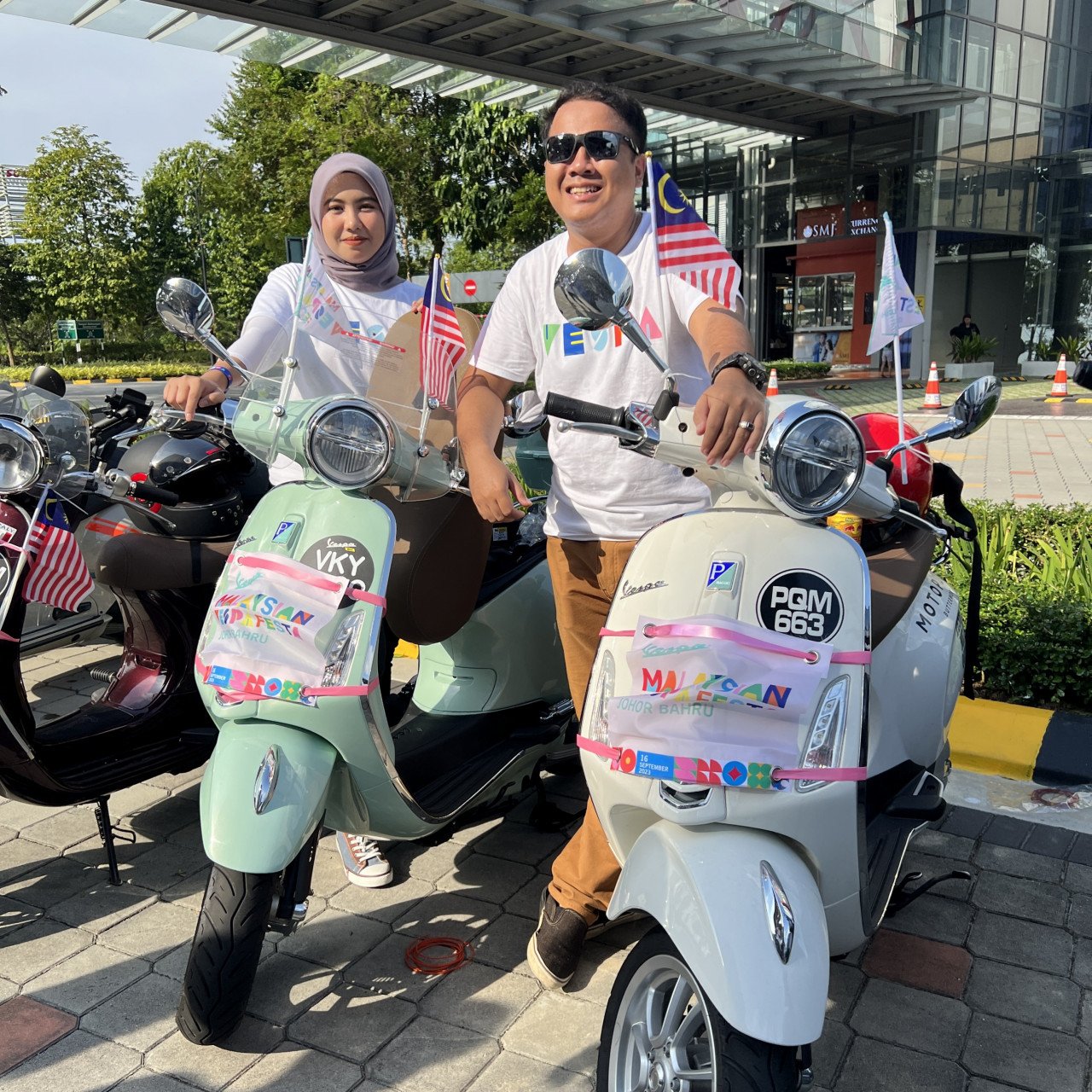 Penulis bersama salah seorang penunggang wanita yang sama-sama berkonvoi secara individu dari Kuala Lumpur hingga ke Johor Bahru