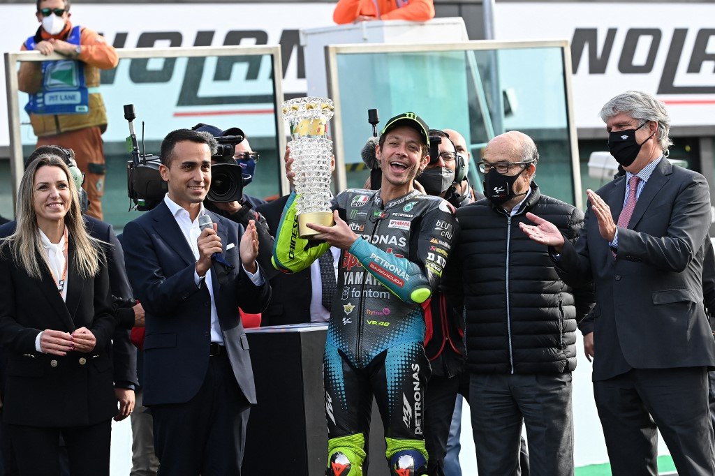 Rossi menerima trofi penghargaan di akhir GP Emilia-Romagna. - Gambar AFP