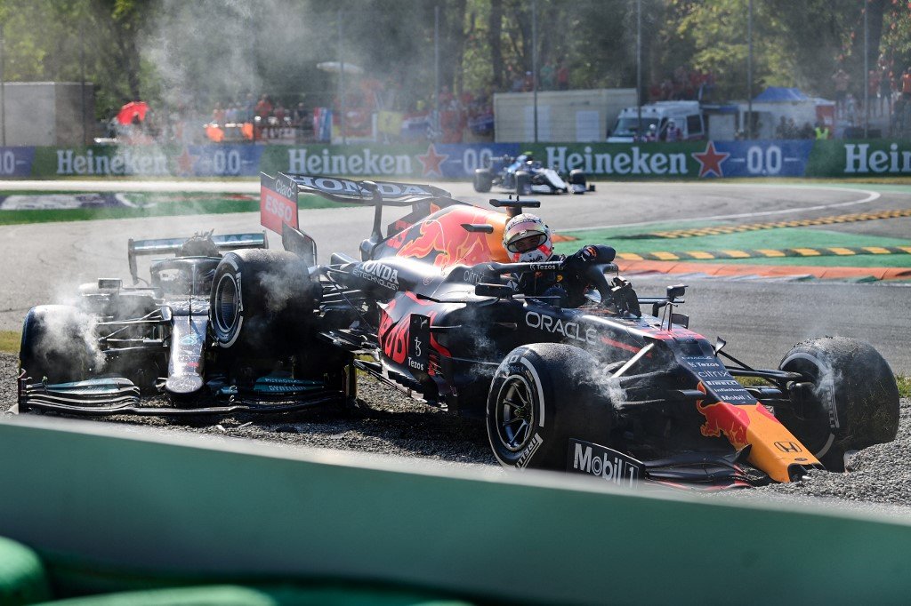 Verstappen (kanan) cuba untuk keluar dari keretanya selepas terlibat dalam kemalangan yang melibatkan jentera Mercedes Hamilton. - Gambar AFP